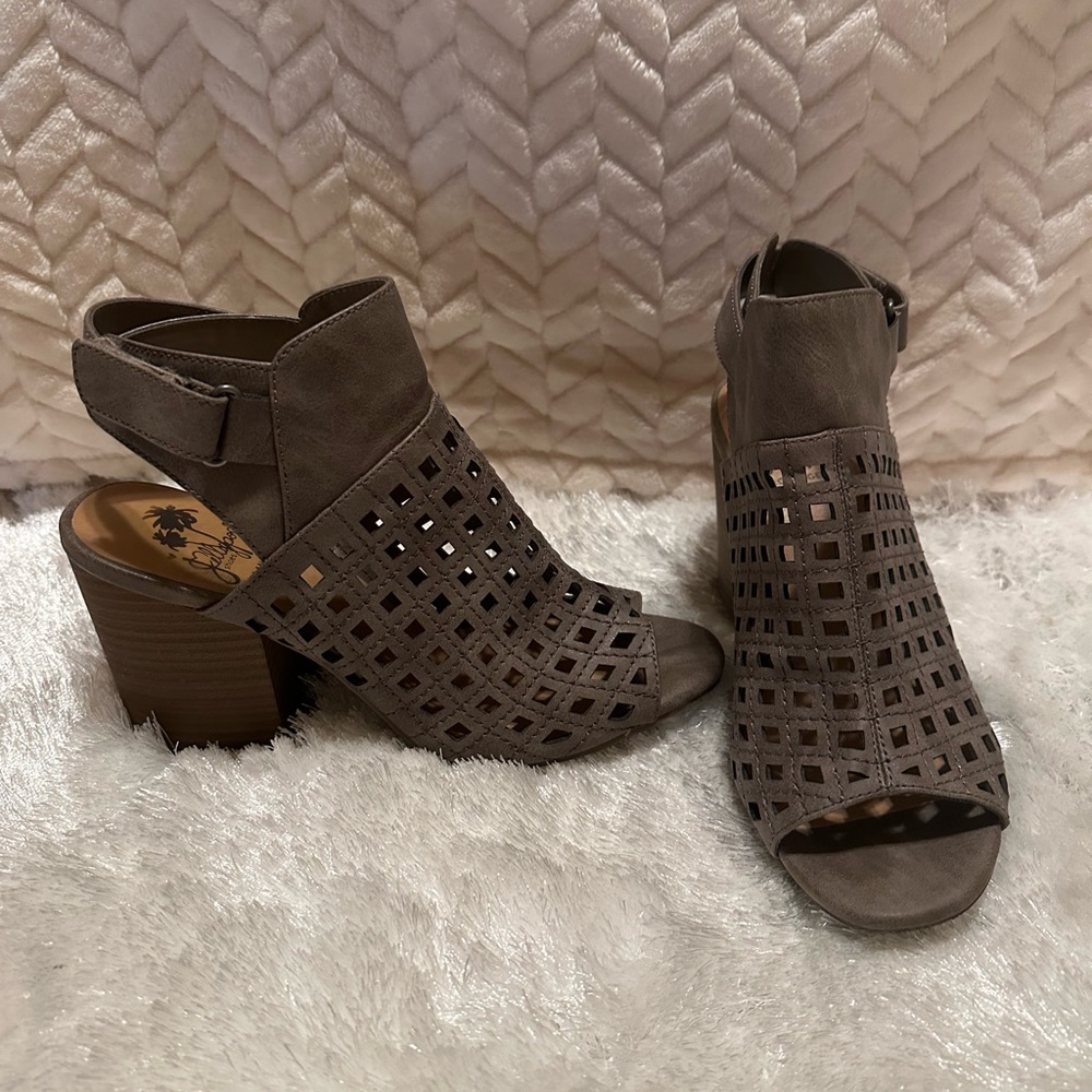 Cage heel bootie Jellypop size 9 color Taupe Peep Toe 4 inch Heels. Like new